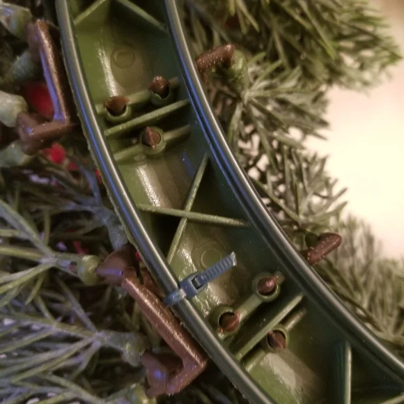 New Frosted Berry Fern Wreath - Picture 7 of 9